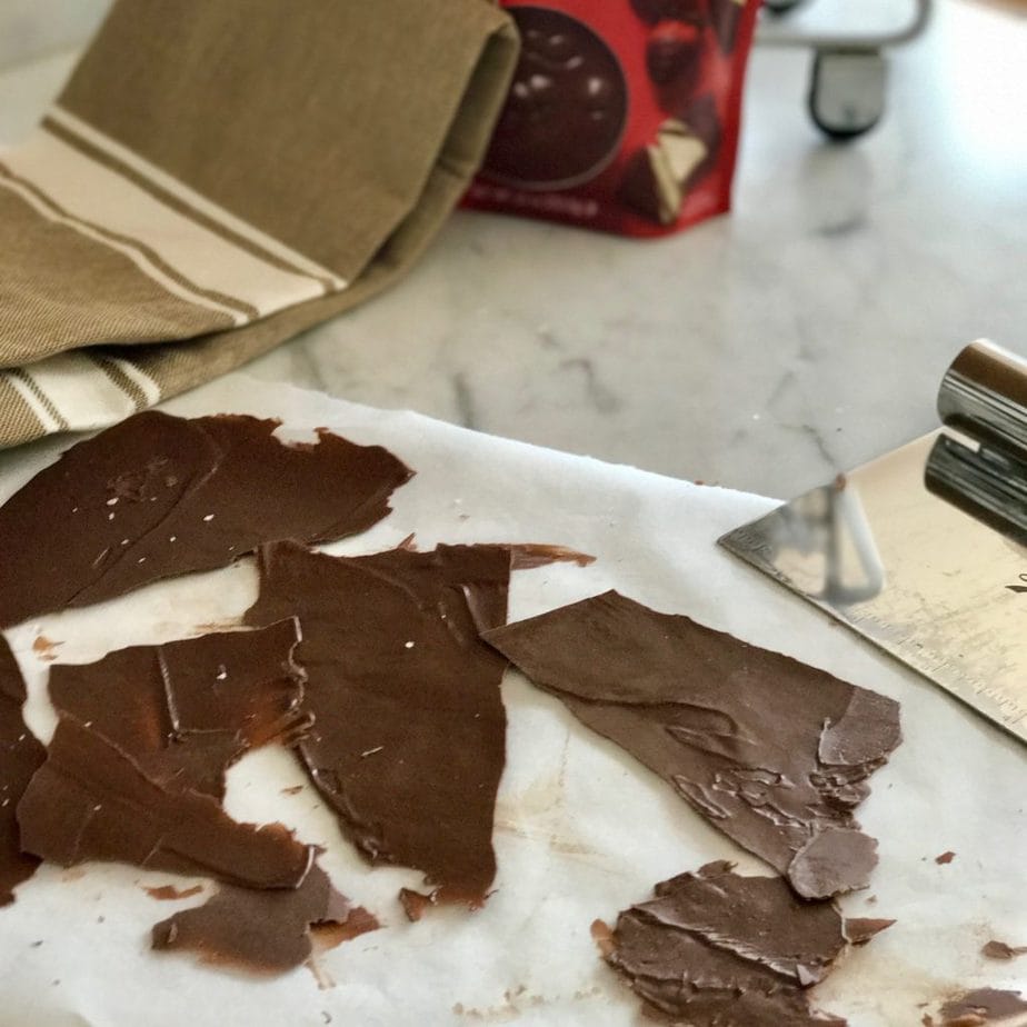 How to make chocolate garnish for a pretty presentation for chocolate cake. #thefreshcooky #chocolategarnish #chocolate #saltedchocolate #cakedecorating #easy 