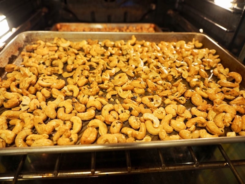 Rosemary Cashews, nutty, woodsy, spicy and a little bit sweet. #thefreshcooky #rosemarycashews #appetizer #neighborgifts #teachergifts #hostessgifts #christmas #makeahead #cashews