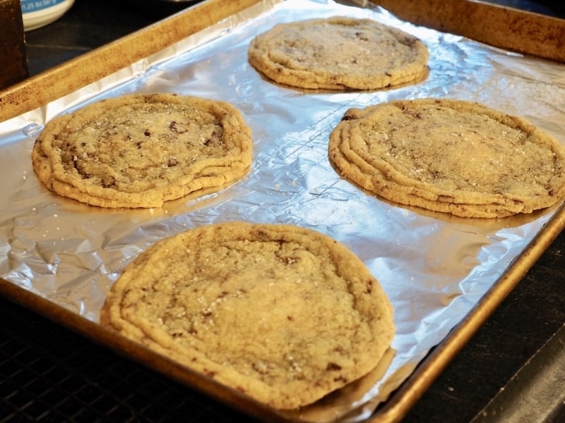 Giant Chewy Chocolate Chip Cookies #thefreshcooky #panbanging #hostessgift #holidaybaking #teachergift #dessertrecipes #chocolatechipcookies