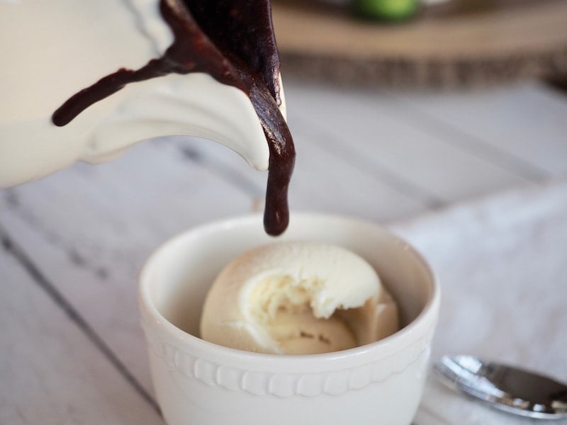 Chewy Hot Fudge Sauce | www.thefreshcooky.com