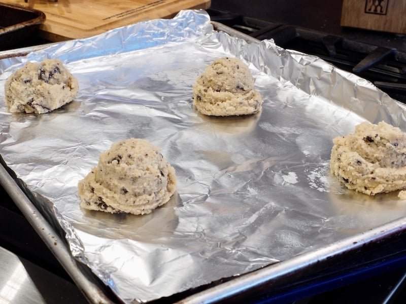 Giant Chewy Chocolate Chip Cookies #thefreshcooky #panbanging #hostessgift #holidaybaking #teachergift #dessertrecipes #chocolatechipcookies