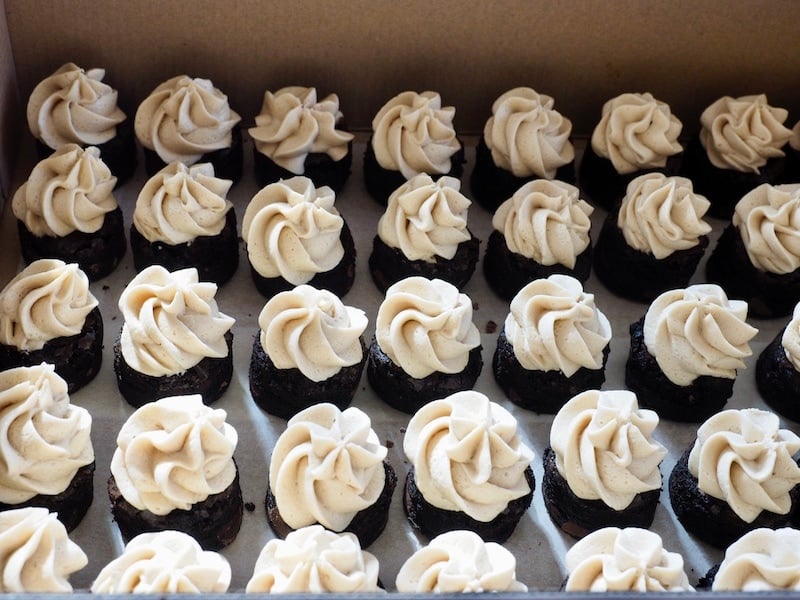  rows of brownie bites with star frosting kisses. 
