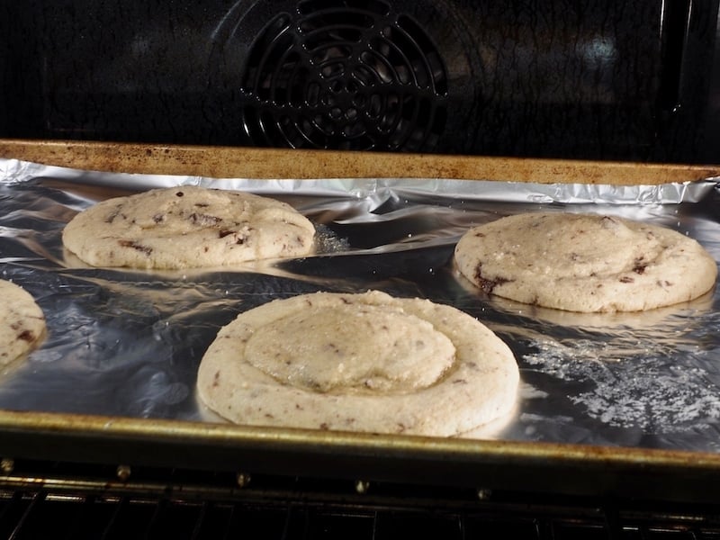 Giant Chewy Chocolate Chip Cookies #thefreshcooky #panbanging #hostessgift #holidaybaking #teachergift #dessertrecipes #chocolatechipcookies