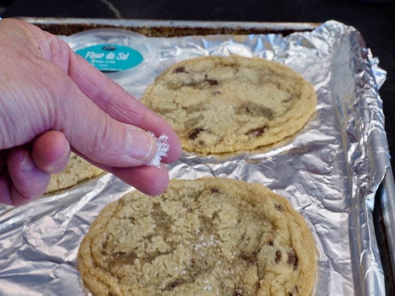 Giant Chewy Chocolate Chip Cookies #thefreshcooky #panbanging #hostessgift #holidaybaking #teachergift #dessertrecipes #chocolatechipcookies