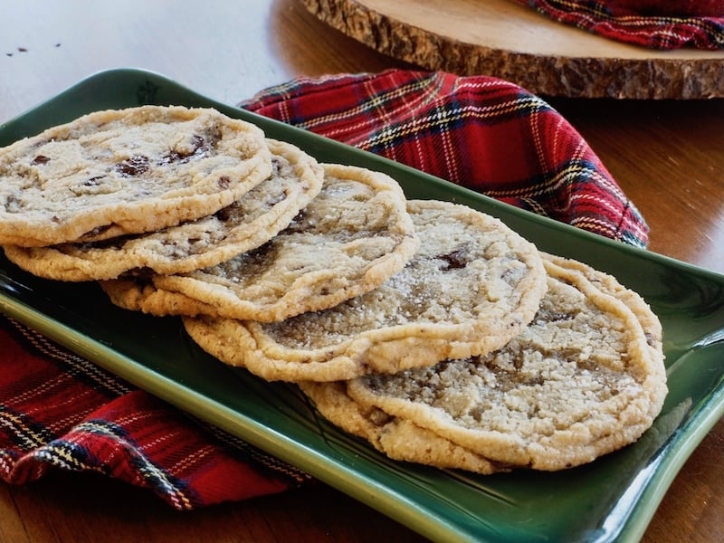 Giant Chewy Chocolate Chip Cookies #thefreshcooky #panbanging #hostessgift #holidaybaking #teachergift #dessertrecipes #chocolatechipcookies