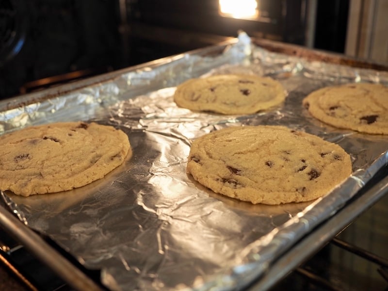 Giant Chewy Chocolate Chip Cookies #thefreshcooky #panbanging #hostessgift #holidaybaking #teachergift #dessertrecipes #chocolatechipcookies