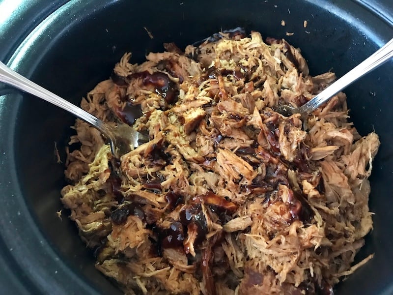 Pulled Pork Slow Cooker | www.thefreshcooky.com #pulledpork #bbqpulledpork #bbqpork #slowcooker #skifood #bonesuckinsauce #simplyorange