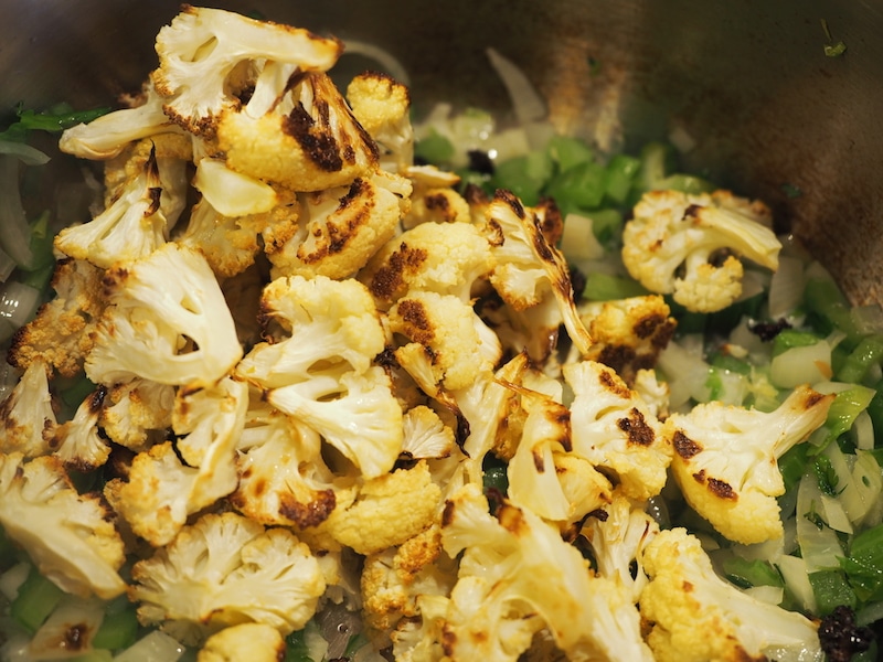 Roasted Cauliflower Soup with Garlic Croutons | www.thefreshcooky.com #cauliflowersoup #roastedcauliflowersoup #simplesoups #lowcarb #ketofriendly #sharpcheddar
