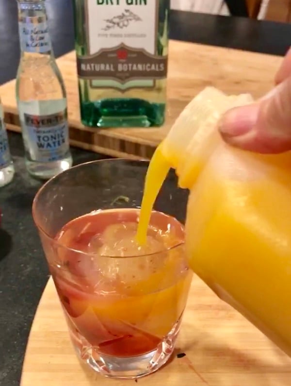 Pouring tangerine juice for cocktail | thefreshcooky.com