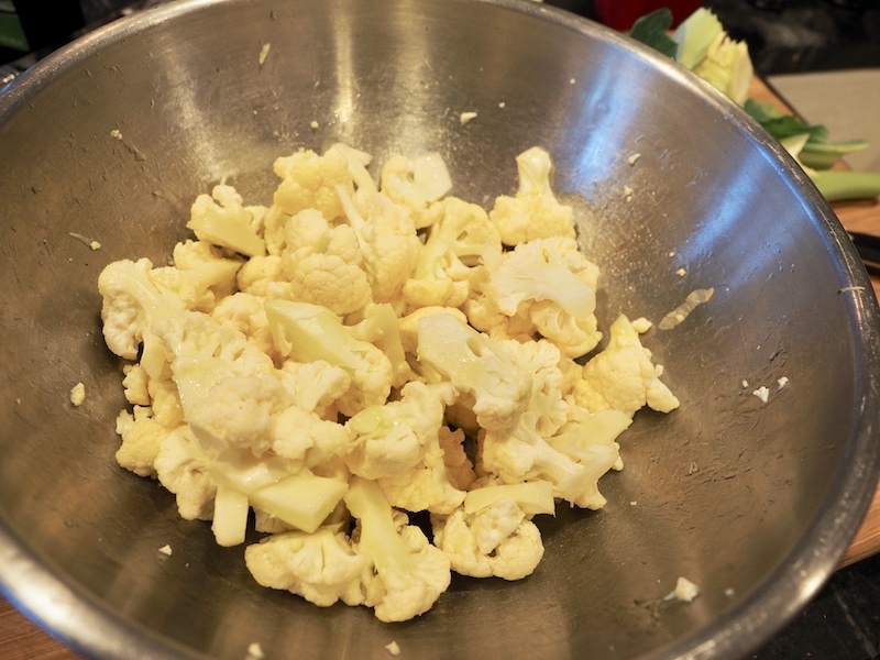 Roasted Cauliflower Soup with Garlic Croutons | www.thefreshcooky.com #cauliflowersoup #roastedcauliflowersoup #simplesoups #lowcarb #ketofriendly #sharpcheddar