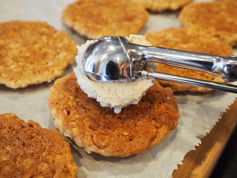 INCREDIBLE Oatmeal Sandwich Cookie recipe from thefreshcooky.com these are much better than any storebought cookie, like a handheld bowl of oatmeal! Soft, chewy, with the salty deliciousness of oats with this amazing maple, brown sugar buttercream sandwiched between. Click through for the how-to! #oatmealsandwichcookies #sandwichcookies #oatmeal #cookies #dessertrecipes #lunchboxideas #oatmealcreampie