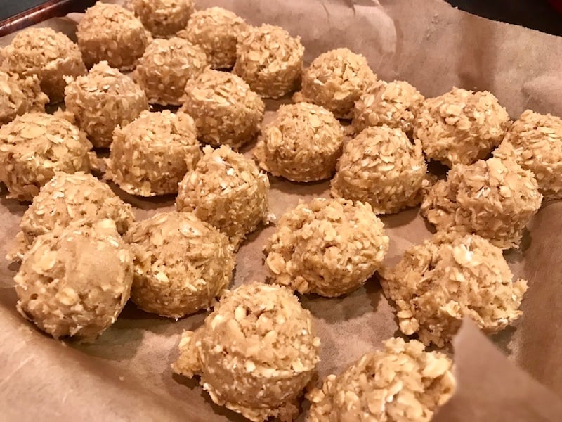 Oatmeal Cookie Sandwiches with Maple Brown Sugar Frosting | www.thefreshcooky.com #oatmealcookie #maplebrownsugarfrosting #sandwichcookies