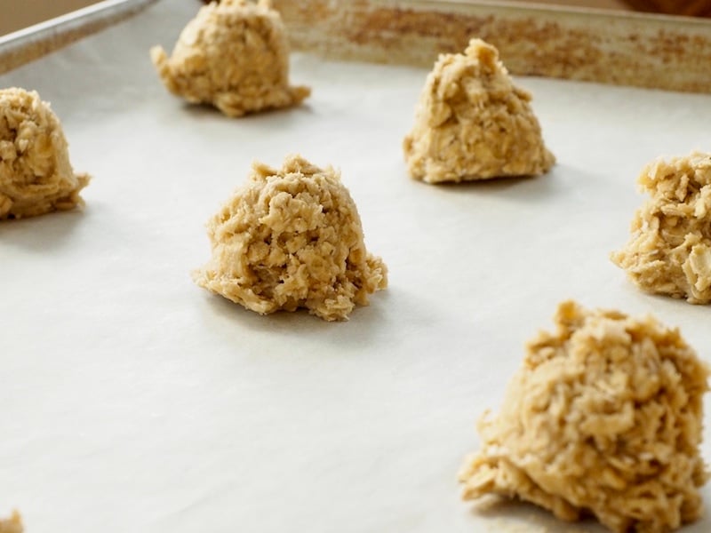 Oatmeal Cookie Sandwiches with Maple Brown Sugar Frosting | www.thefreshcooky.com #oatmealcookie #maplebrownsugarfrosting #sandwichcookies