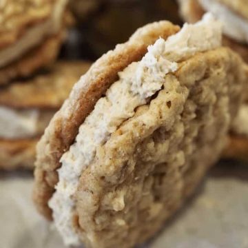Oatmeal Cookie Sandwiches with Maple Brown Sugar Frosting | www.thefreshcooky.com #oatmealcookie #maplebrownsugarfrosting #sandwichcookies