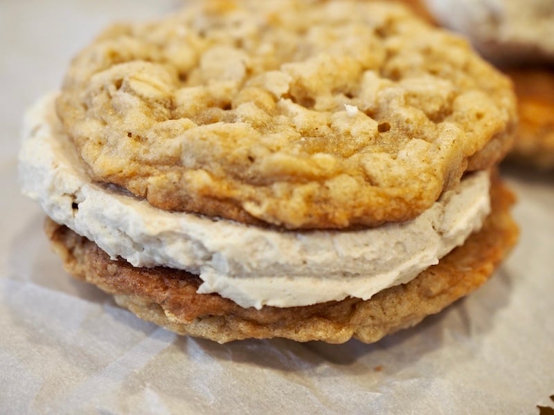 INCREDIBLE Oatmeal Sandwich Cookie recipe from thefreshcooky.com these are much better than any storebought cookie, like a handheld bowl of oatmeal! Soft, chewy, with the salty deliciousness of oats with this amazing maple, brown sugar buttercream sandwiched between. Click through for the how-to! #oatmealsandwichcookies #sandwichcookies #oatmeal #cookies #dessertrecipes #lunchboxideas #oatmealcreampie