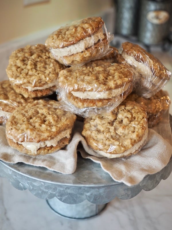 INCREDIBLE Oatmeal Sandwich Cookie recipe from thefreshcooky.com these are much better than any storebought cookie, like a handheld bowl of oatmeal! Soft, chewy, with the salty deliciousness of oats with this amazing maple, brown sugar buttercream sandwiched between. Click through for the how-to! #oatmealsandwichcookies #sandwichcookies #oatmeal #cookies #dessertrecipes #lunchboxideas #oatmealcreampie