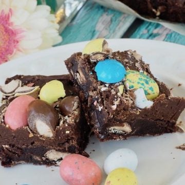 Robin Egg Easter Brownies | www.thefreshcooky.com #brownies #robineggbrownies #whopperbrownies