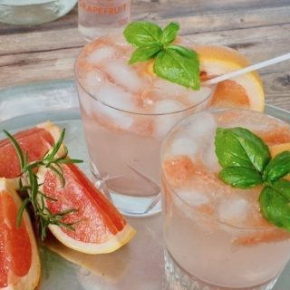 Grapefruit Basil Vodka Smash | #cocktail #mocktail #grapefruit #vodka #basil #thefreshcooky