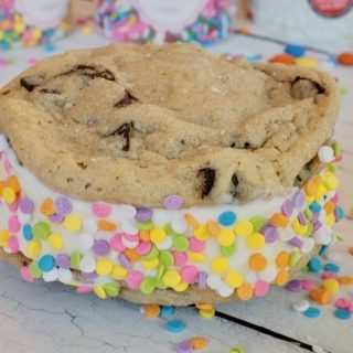Chocolate Chip Cookie Ice Cream Sandwiches | #chocolatechipcookie #icecream #thefreshcooky #icecreamsandwich #dessert #summertreats #sprinkles