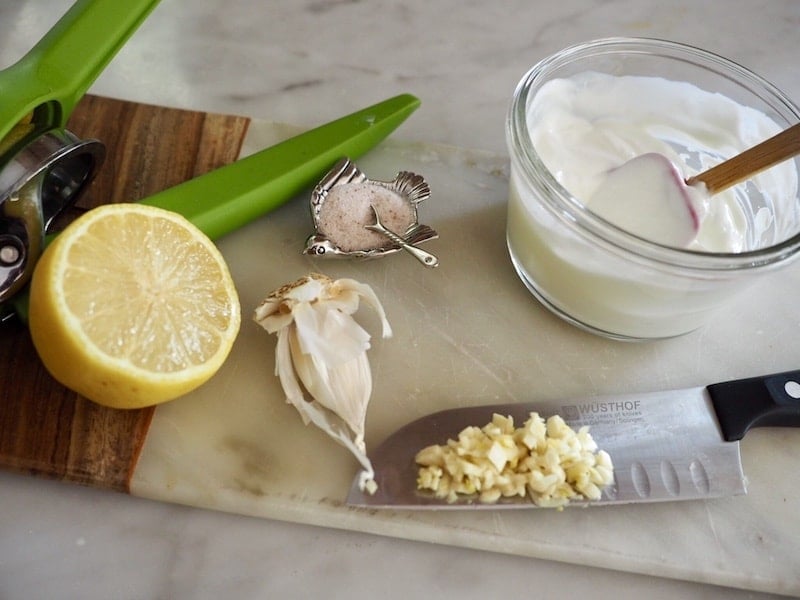 Ingredients for garlic yogurt sauce| www.thefreshcooky.com