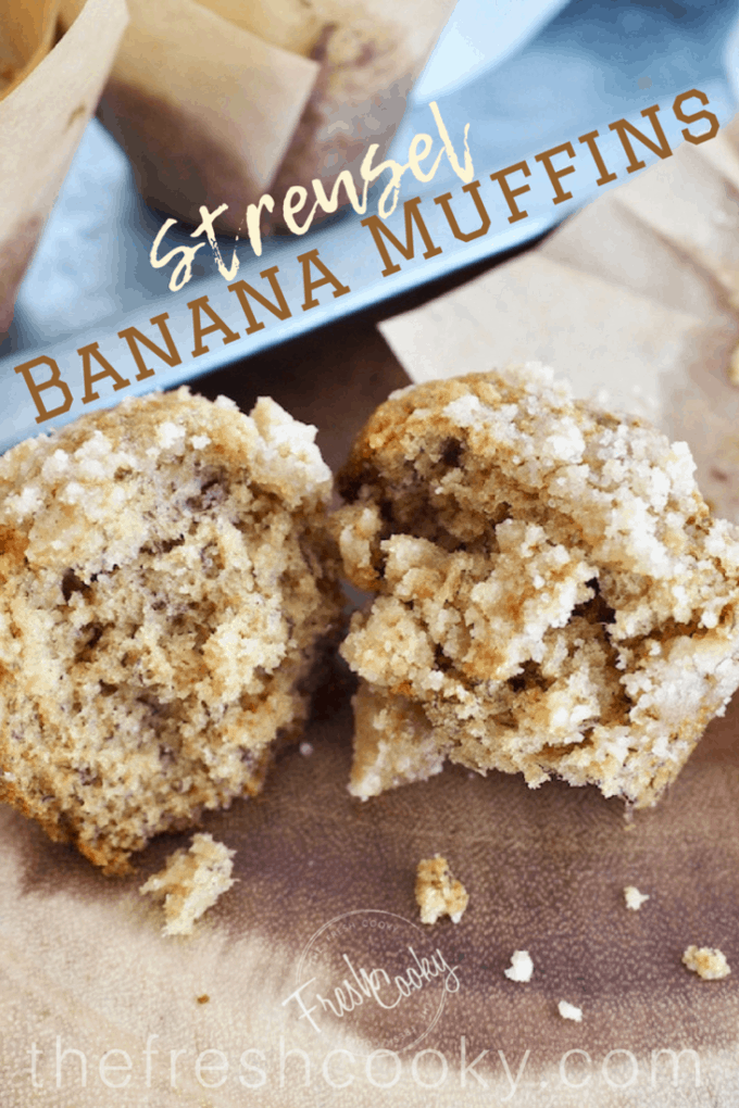 Picture of banana streusel muffins pin | www.thefreshcooky.com