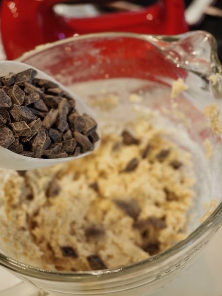 I LOVE raw cookie dough and this edible egg-free cookie dough is perfect when you need a little something sweet. SO easy to make! #thefreshcooky #cookiedough #treat #edible #safe #allnatural #eggfree #snack #nobake #kidfriendly #cookiedough