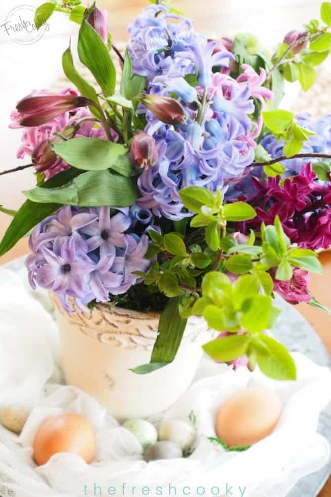 An easy and cheap spring floral arrangement