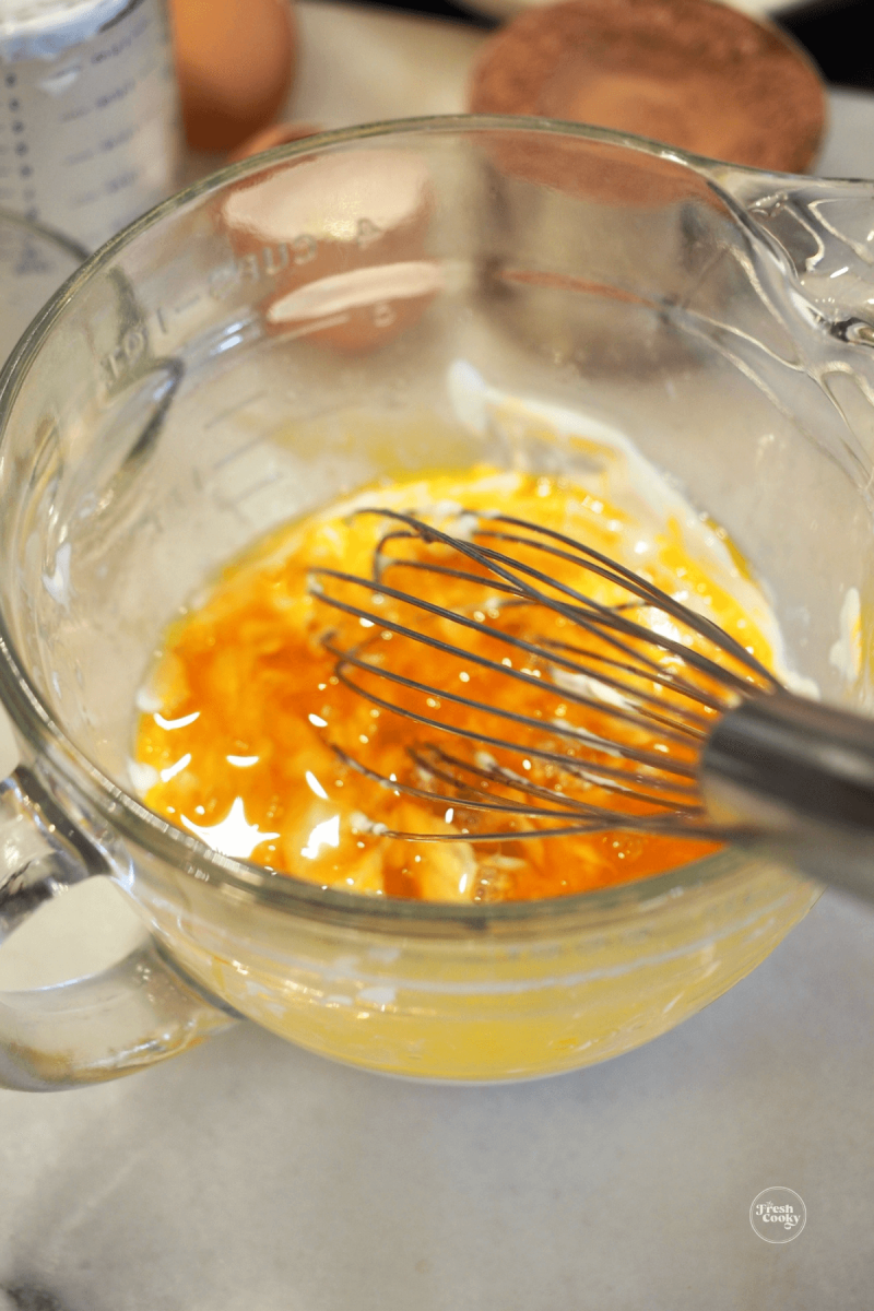 Whisk sour cream, vanilla and eggs until smooth. 