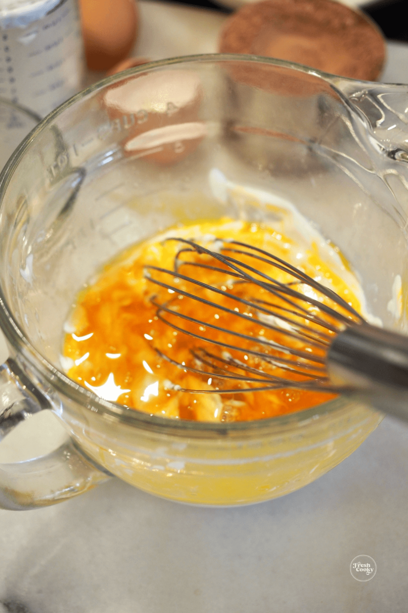 Whisk sour cream, vanilla and eggs until smooth.
