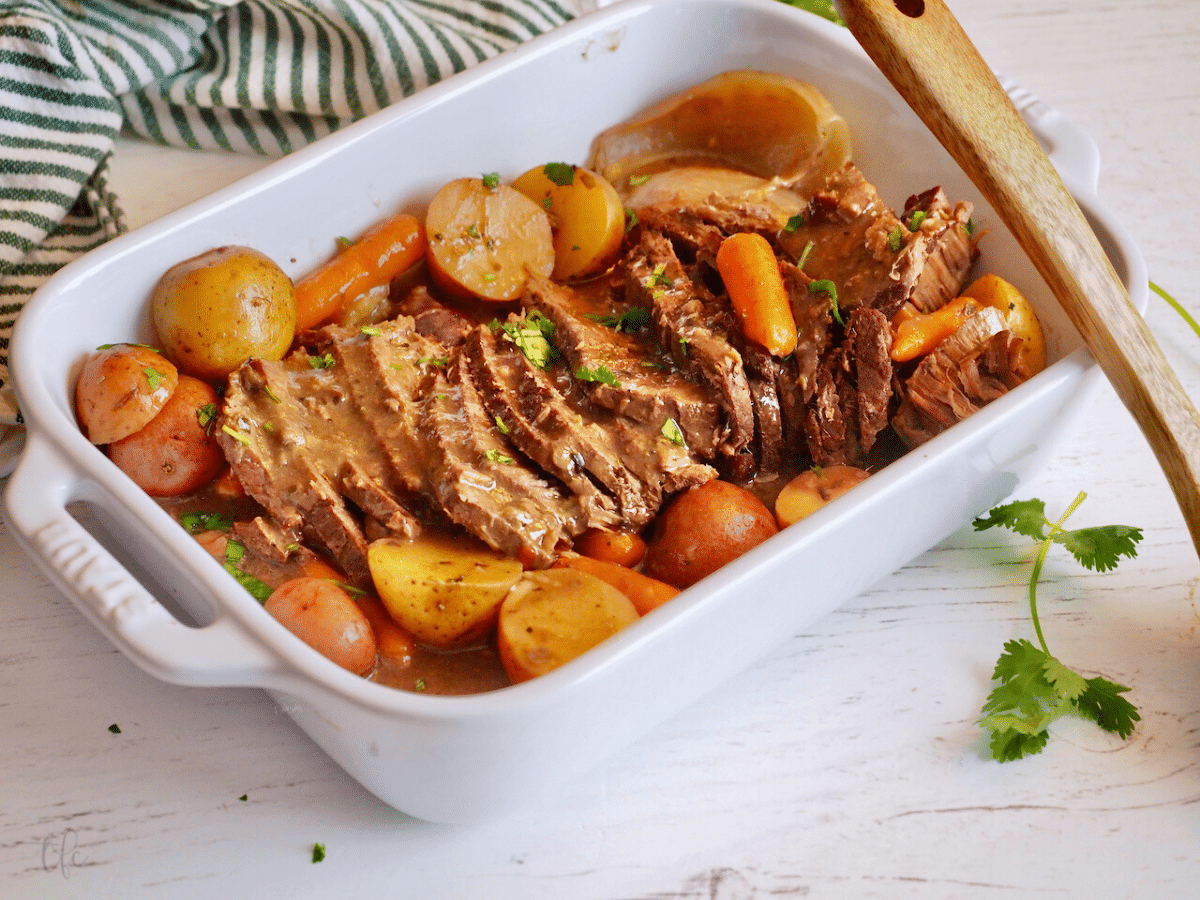 Crockpot London Broil with potatoes, carrots and a rich red wine gravy.