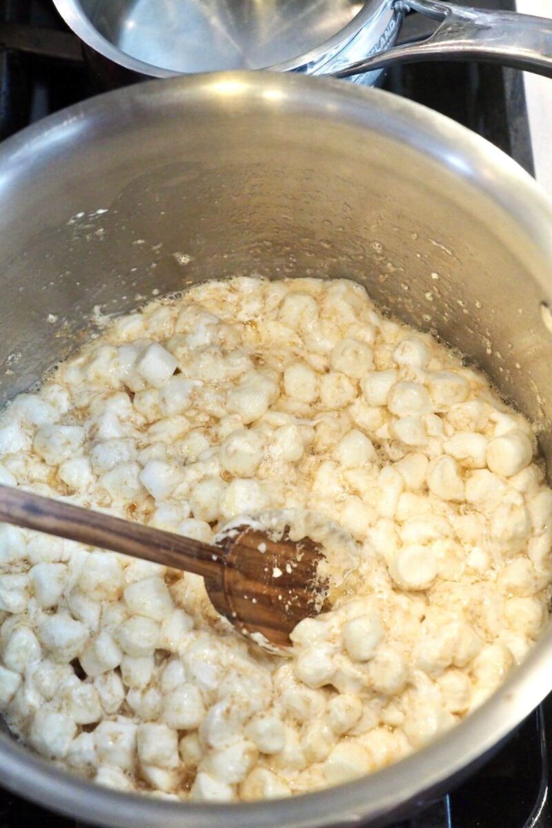 Stir mini marshmallows into browned butter. 