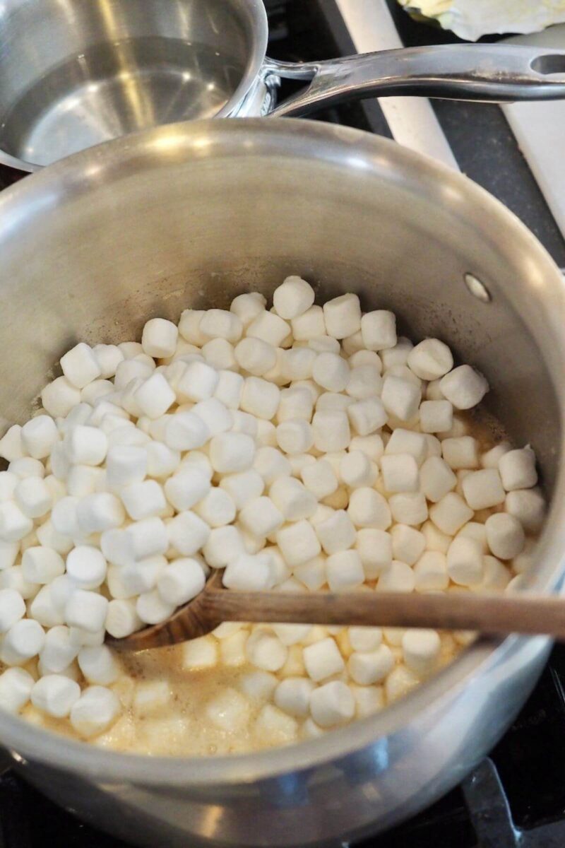 Stir mini marshmallows into browned butter.