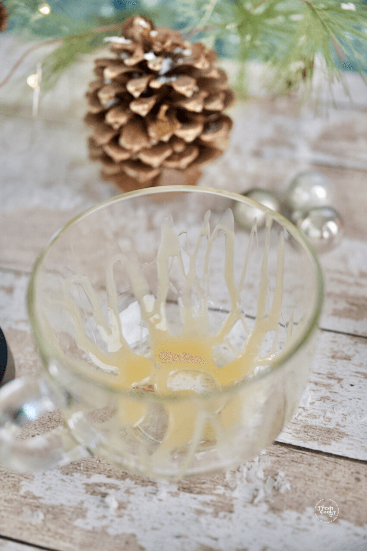 Line mug with white chocolate sauce.