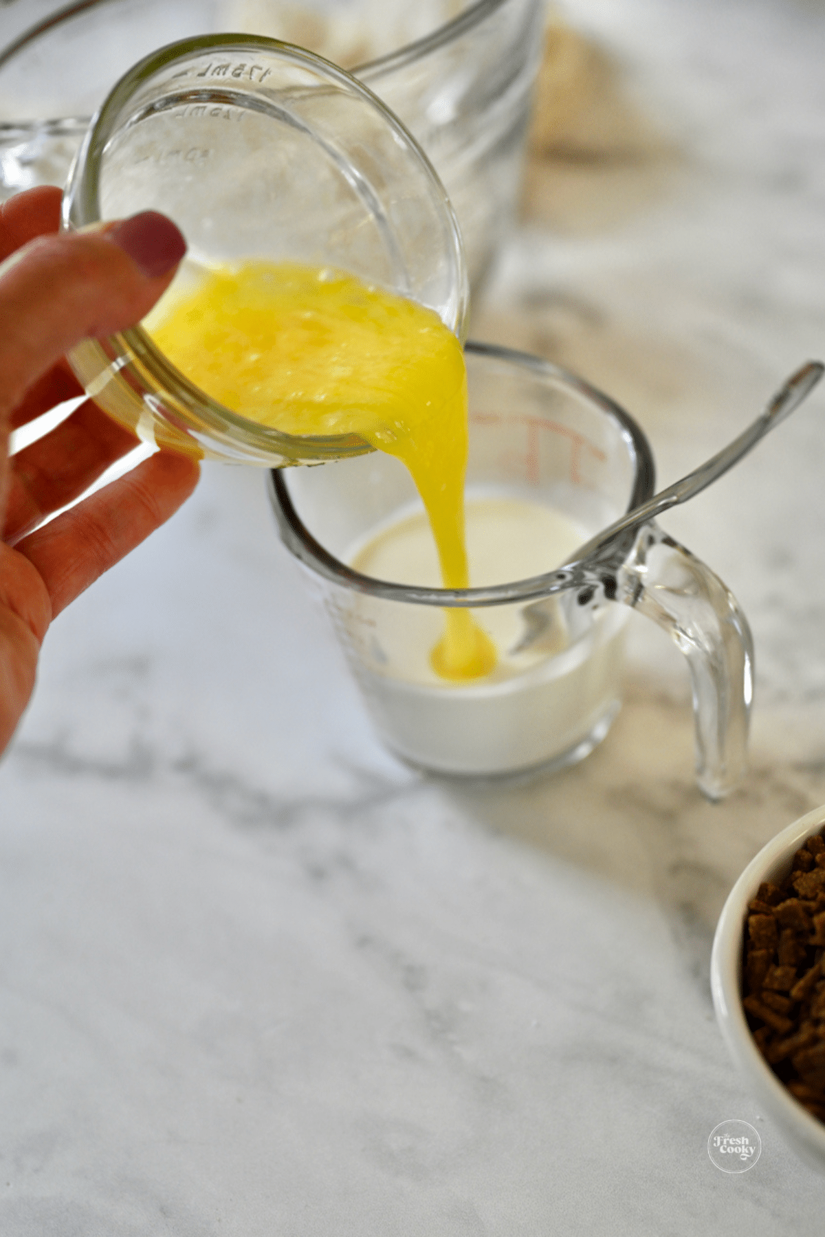 Adding beaten egg into heavy cream. 