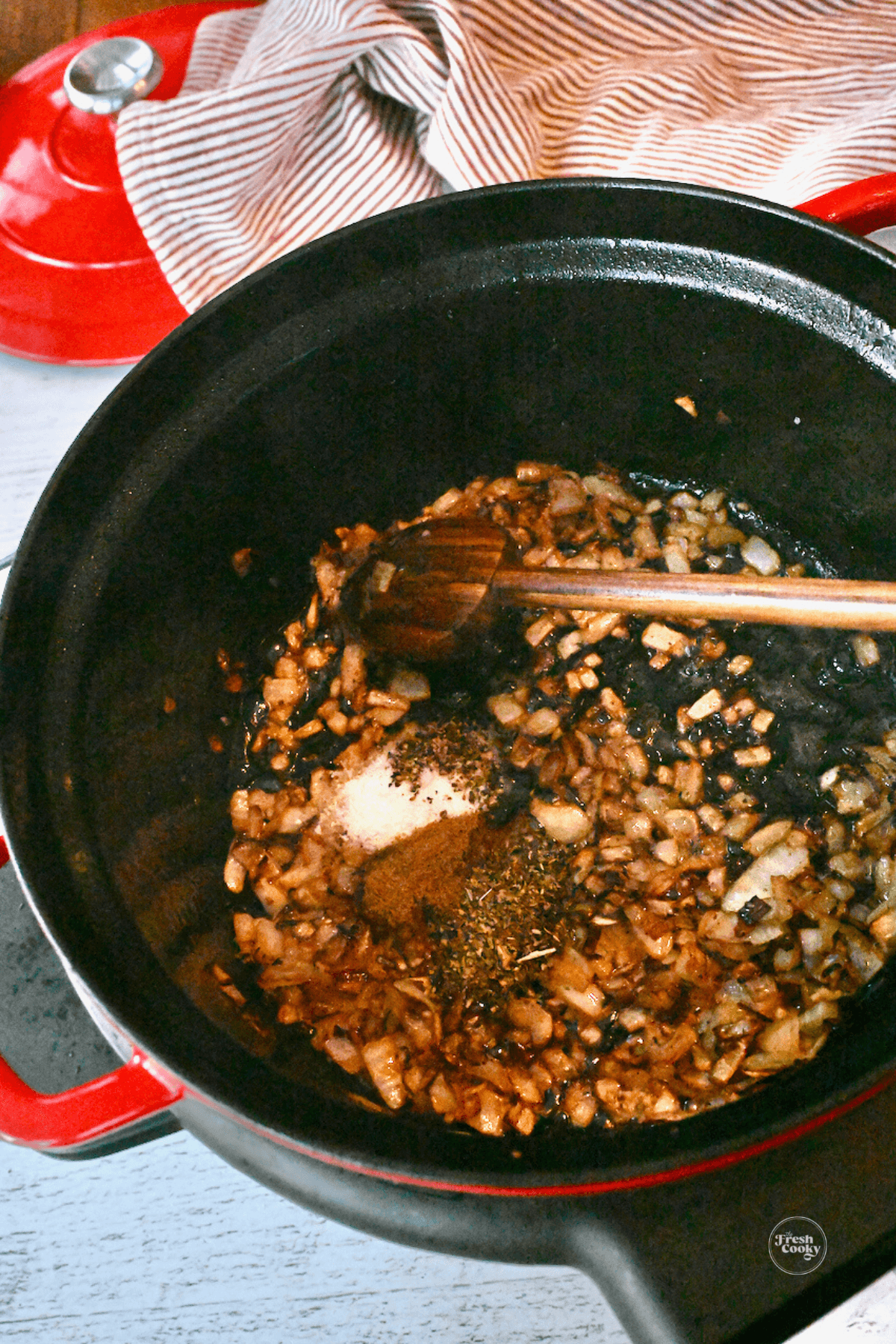 Bloom spices with onions.
