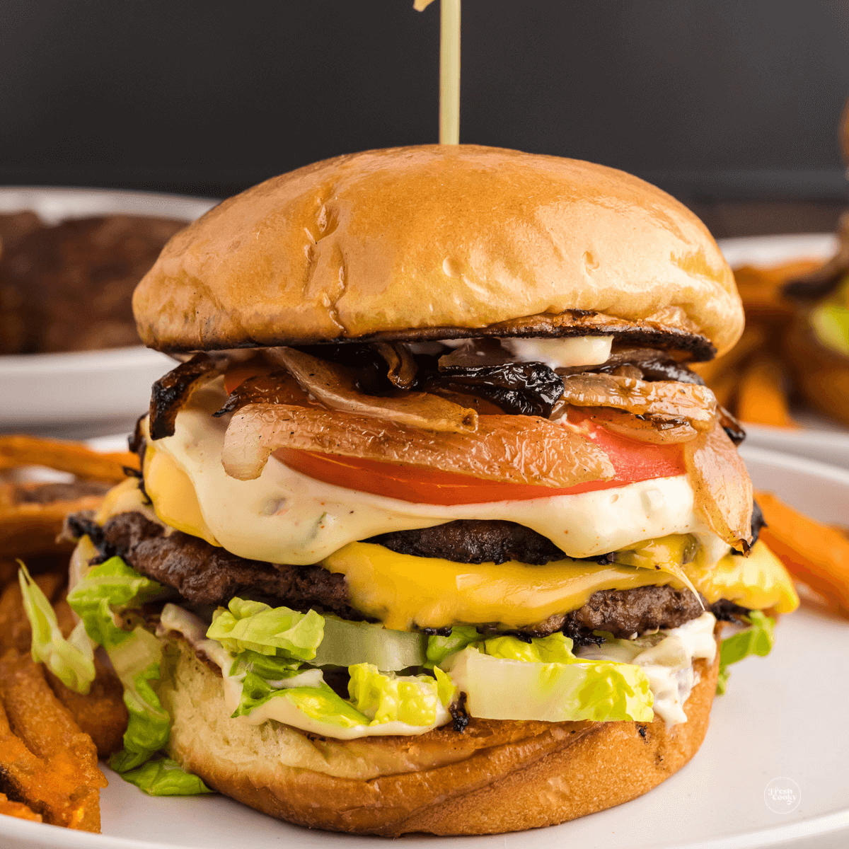 ✨🍔our smash burger is back🍔✨ flank steak smash burger, banana pepper &  dill relish, paprika aioli, cheddar, onion, shredduce limited…