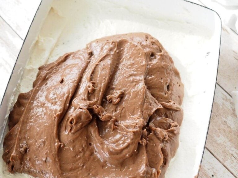 Spreading chocolate pudding on cream cheese layer.