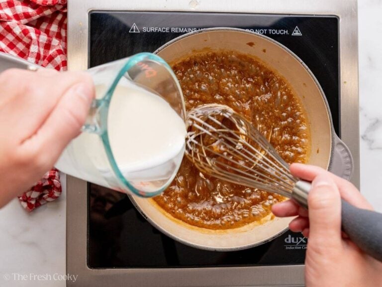 Adding the cream to the cooking sugar and butter while whisking.