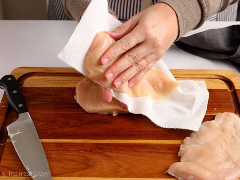 Dabbing the sliced chicken breasts again with paper towels.