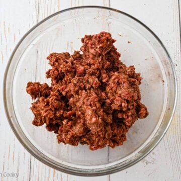 Mixed together ground beef mixture with taco seasoning.